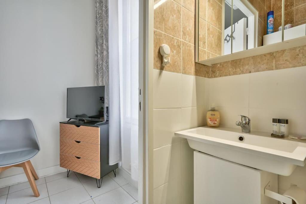 Magnificent Studio Near Paris Clichy Bagian luar foto